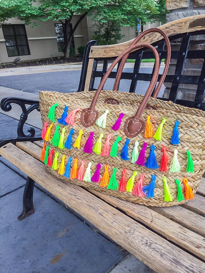 A DIY tutorial for a fun, summer-themed tassel tote - perfect for the beach or shopping at the farmer's market! From sweetcayenne.com