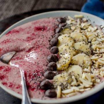 This heart-healthy smoothie bowl is filled with cocoa extract, almonds, oats, and a shot of chai spiced coffee concentrate!