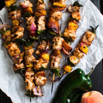These easy Peach BBQ Chicken Kabobs have been one of my favorite meals this summer - they are easy to marinate in Rubbermaid Brilliance containers!