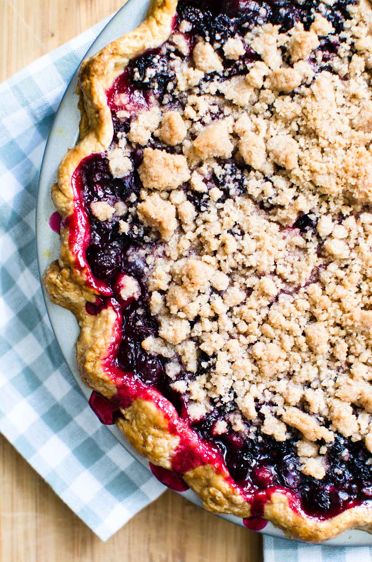 berry pie with crumble topping